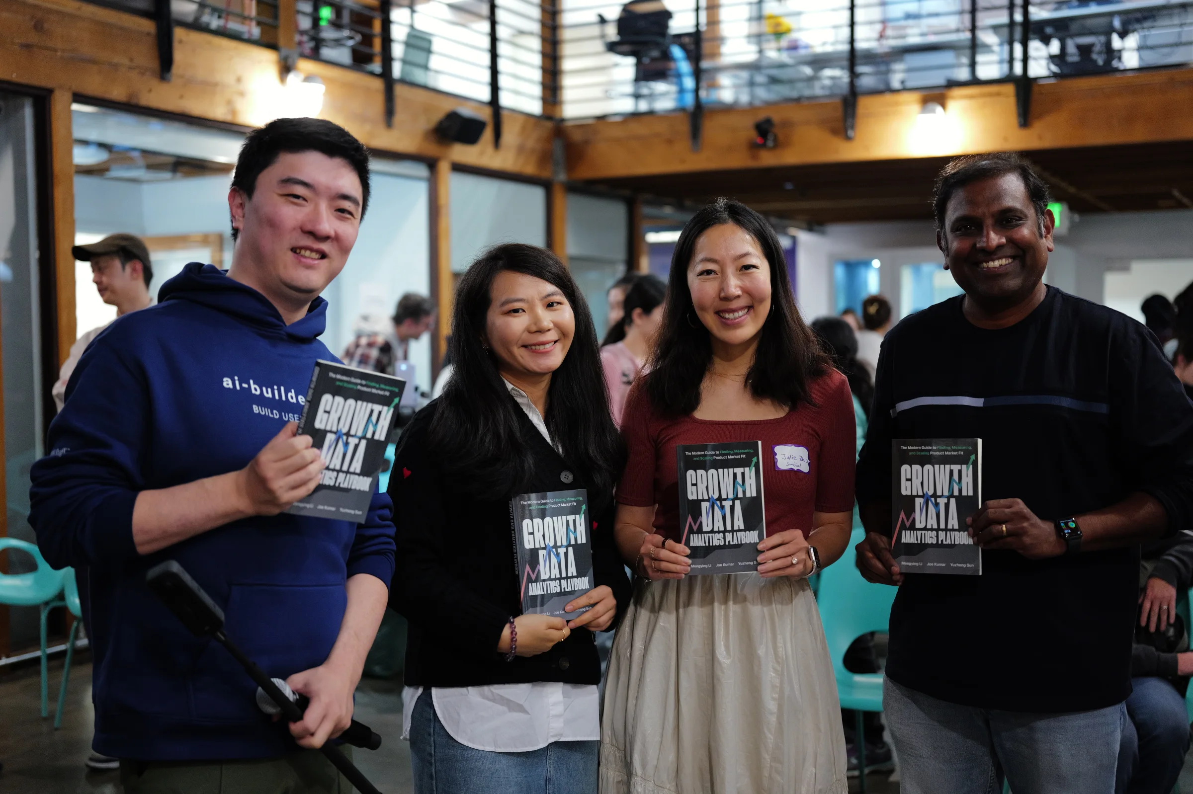 孙煜征与共同作者李梦颖、Joe Kumar 及 Julie Zhuo 在 Growth Data Analytics Playbook 发布活动现场