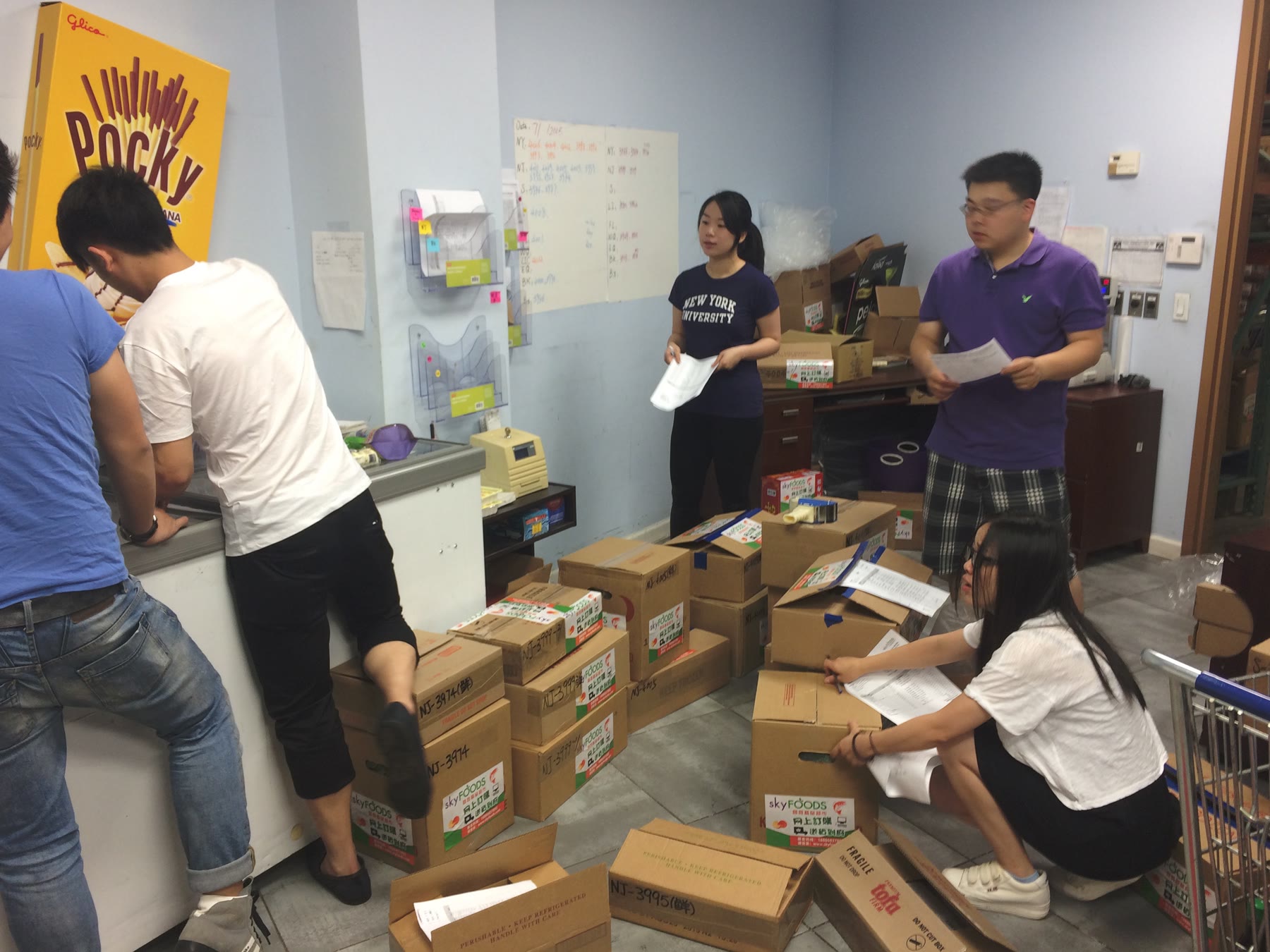 College Grocery团队在仓库分拣和打包货物