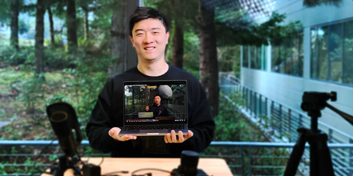立正拿着电脑,屏幕上是他的一期YouTube视频